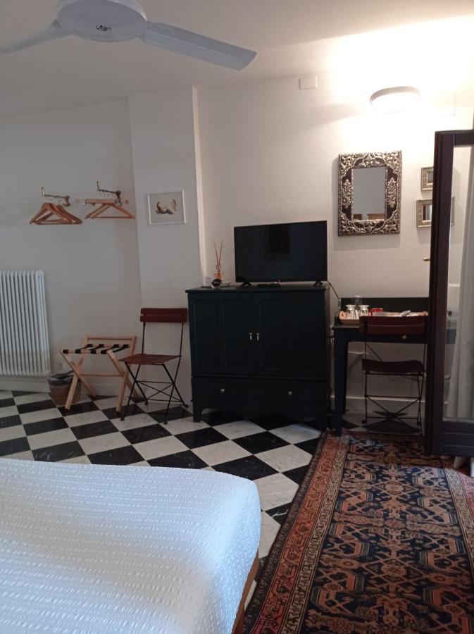 B&B S. Trinita 18 Suites & Rooms Trento Luaran gambar